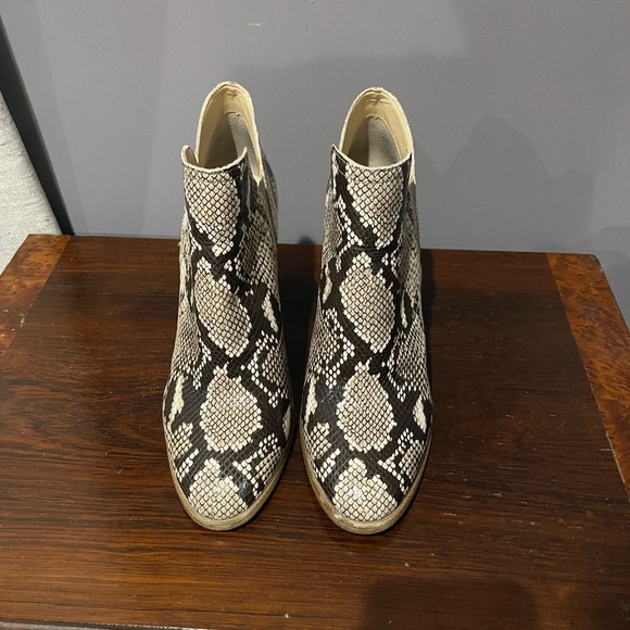 Vince Camuto boots excellent used condition worn once. - Picture 2 of 10